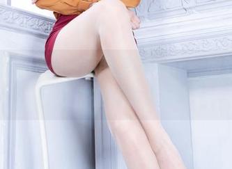 Beautyleg – 原图里的Kat，那双高跟鞋仿佛在耳边低语。