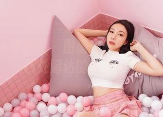 Feilin嗲囡囡 – 图册揭晓：鱼子酱Fish四处溜达的裸足探险