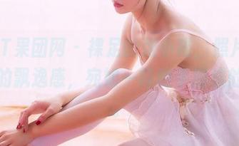 GIRLT果团网 – 裸足的张小喵，照片中流露出的飘逸感，宛如一幅随手而成的画作。