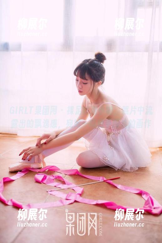 GIRLT果团网 - 裸足的张小喵，照片中流露出的飘逸感，宛如一幅随手而成的画作。