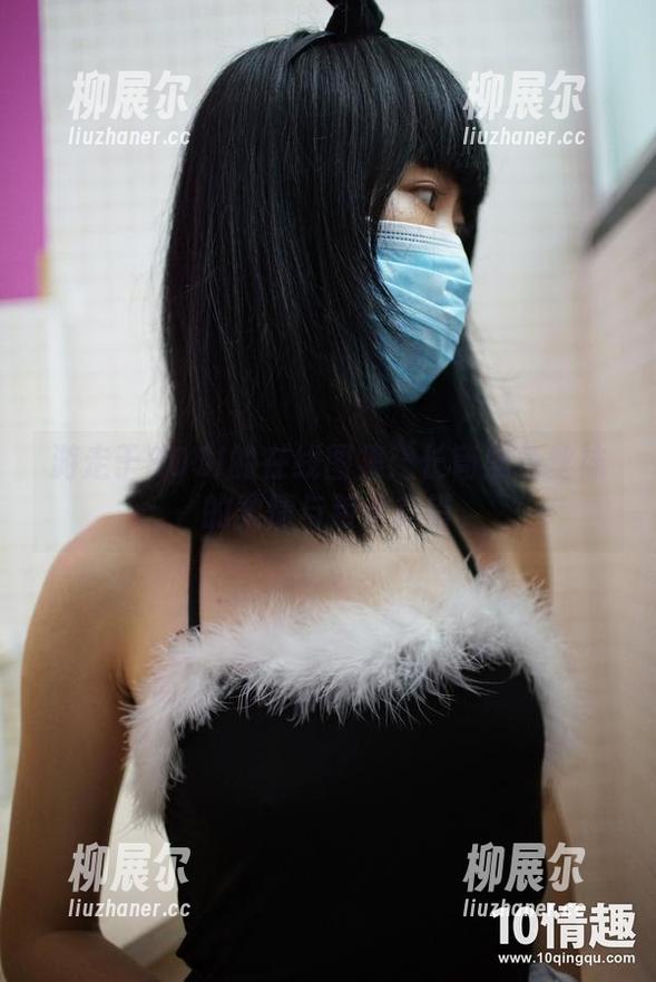 游走于ROSI的在线图集：长筒黑色丝袜的柔情与叛逆交错