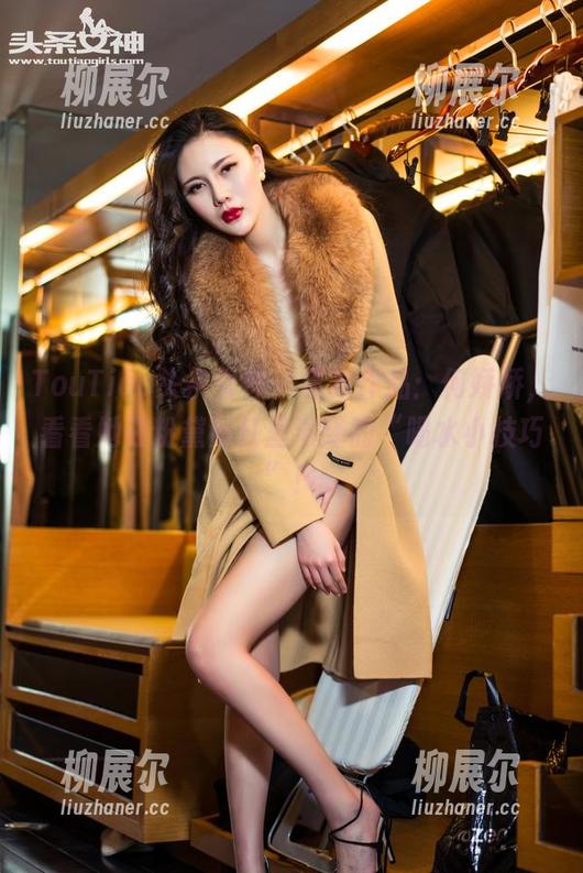 TouTiao头条女神 - 最新作品：何娇娇，看看她在粉黛浴缸里演绎的“喝水小技巧”！