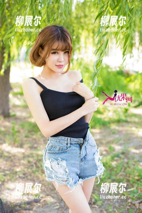 UGirls尤果网 - 最新图包上线，套装里的杨漫妮，时而俏皮，时而妩媚。