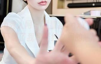 Xiuren秀人网 – 孟狐狸FoxYini的婚纱合集：证明了我和婚纱之间的尴尬情诗。