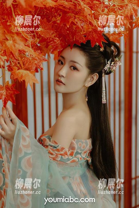 YouMi尤蜜荟-合法萝莉 YouMi尤蜜荟 - 这组合法萝莉的女仆照,下载前请确保你超出了朋友的分界线…