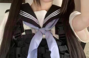 看rua阮阮在花房里玩起了cos，小裙子飘逸得让人忍不住想多看几眼。