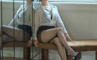 云溪溪奶桃原图送上，油画少女可温柔可撩，一个妙不可言！