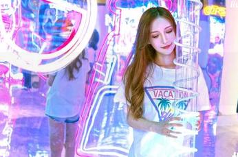 嗲囡囡 – 图包中的陈雅漫VICKY的妹妹，看她的眼神怎么从宅家到冒险旅行，妥妥的双面人生！