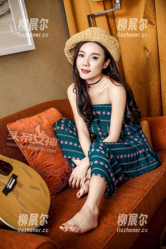 头条女神 - 女王从不低头：梦心玥的写真诱惑，难以自拔