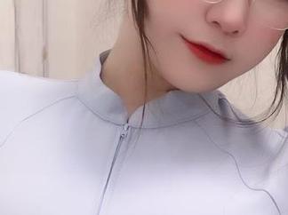 这张图片真让人捧心，奇行家狗崽的红丝绒旗袍，怎么感觉像是暴露了某种心思呢！