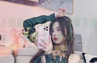 观看小小奶瓶儿的写真，吊带下竟然隐藏着什么，嘿嘿