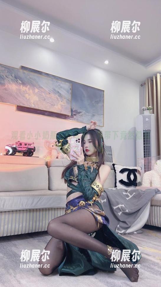 观看小小奶瓶儿的写真，吊带下竟然隐藏着什么，嘿嘿
