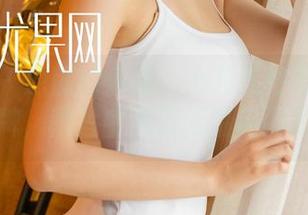 尤果网 – 原图的乐趣：心儿在浴室里的随性招牌，图片中那双眼睛闪闪发光。