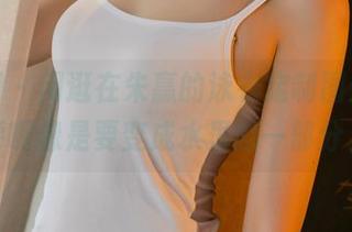 尤果网 – 闲逛在朱赢的泳衣定制图片中，呼啊像是要变成水里的一部分。