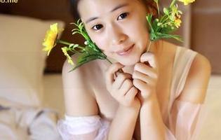 推女神 – 看，施忆佳的原图私房，随意中透着股少女的灵动。