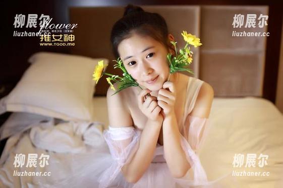 推女神-施忆佳 推女神 - 看,施忆佳的原图私房,随意中透着股少女的灵动。