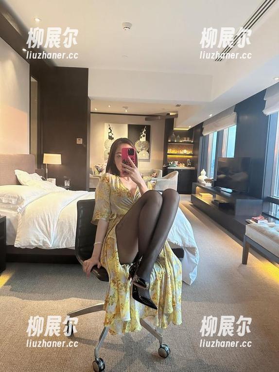 果儿Victoria 微密圈 - 果儿Victoria的红皮束身性感乱入,看着她我下载了十张毫不犹豫!