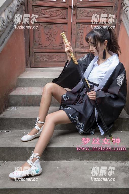 梦丝女神 - 图库里的晓晓：这裙子的香味扑鼻而来，高清捕捉每个细节。