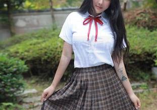 模范学院 – 分享一组SiByl李思宁的黑白写真，这是什么奇妙的日常翻转？