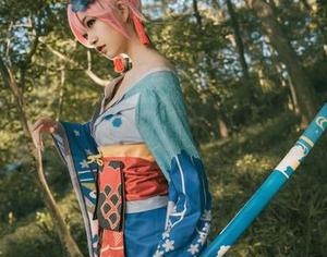 当沧霁桔梗披上校服，更新的美图让人无法抵挡这股魅力。