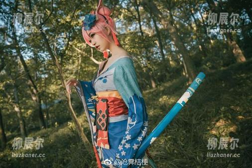 当沧霁桔梗披上校服，更新的美图让人无法抵挡这股魅力。