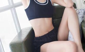 爱蜜社 – 泳池的水好清澈，瑞妤的新图包更新后感觉自己也想去游泳了。