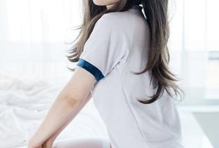 神沢永莉海边的美图，那颗在沙滩上的椰子像不像我盲目寻找的答案？