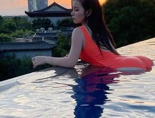 微密圈 – 禅雨儿Lynne泳装合集，照片不多写什么，她在镜头前也算个出彩的水怪吧？