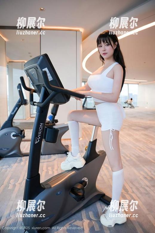 秀人网 - 观看娜露selena的礼服，脑海中闪过的词？“另类”和“实验性”。