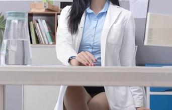 秀人网 – 若有所思的小逗逗，灰丝套图让我再三回味