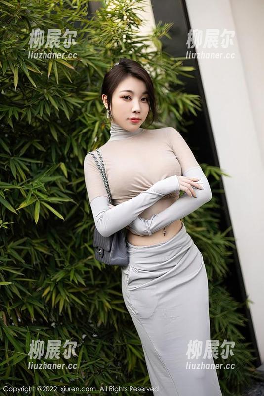 秀人网 - 打开图集，一探陈雅漫VICKY跟丝袜的灵魂共舞，结果……滑了一跤！