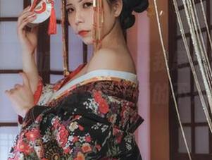 自闭颜球球加藤惠原图，让我思绪飘荡在奇怪的地方——好像壁纸上画的不只是图案。