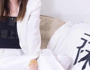 袜啵啵 – 瑶瑶和她的空军一号，两者合力形成如墙上壁纸般的美显现，满满的含蓄魅力。