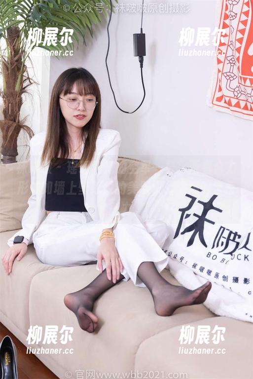 袜啵啵 - 瑶瑶和她的空军一号，两者合力形成如墙上壁纸般的美显现，满满的含蓄魅力。