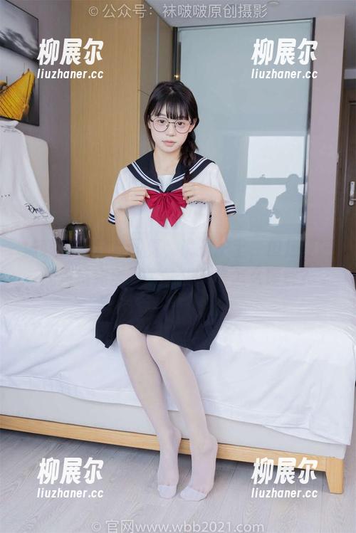 袜啵啵 - 这套写真，说是护士，但是瑶瑶的风格完全不走常规，该怎么理解？