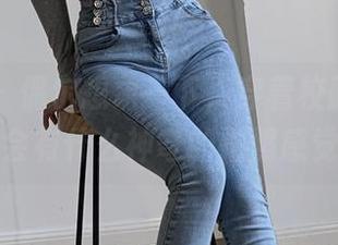 微密圈 – 偶尔想象一下，穿着校服的陈佩奇会有什么神奇的拍照感觉。