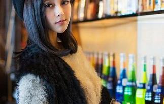 青豆客 – 这次的曼苏拉娜户外写真集更新，看她如何在风中与树木谈恋爱。