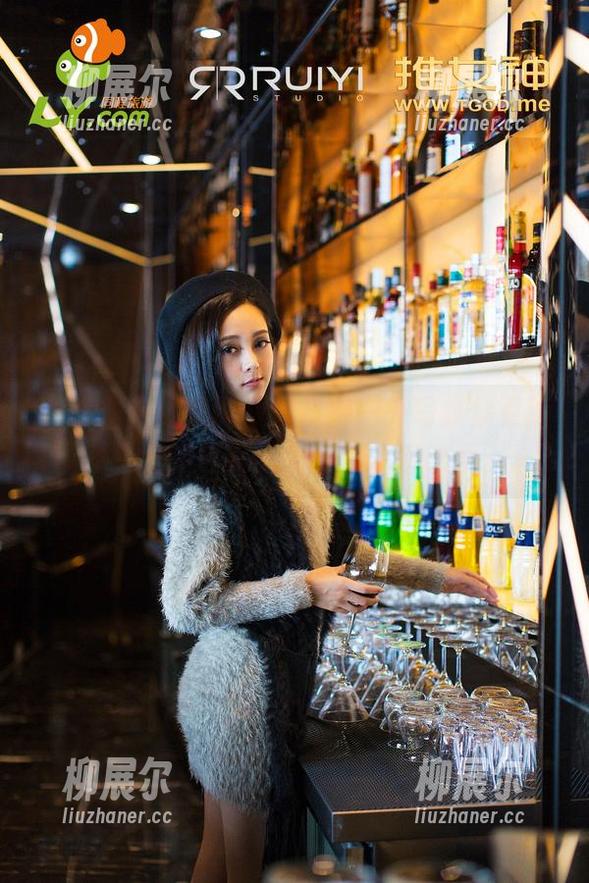 青豆客 - 这次的曼苏拉娜户外写真集更新，看她如何在风中与树木谈恋爱。