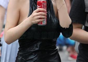 魔镜街拍 – 包臀裙肉丝的轻松时刻：观看萌宝儿在哈哈镜前的趣味合集